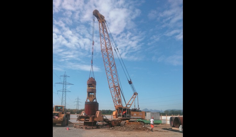 Seilbagger mit Verrohrungsmaschine zur Ausführung der Greiferbohrung mit Durchmesser 2 m. (Jäckli Geologie AG)