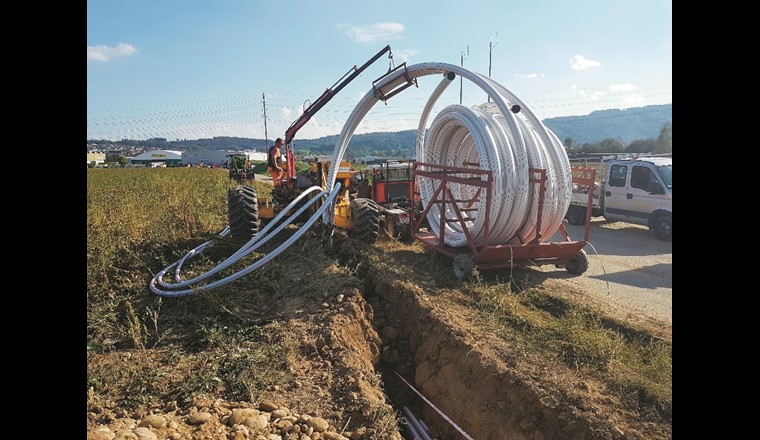 Einpflügen der Kabelschutzrohre für die Erschliessung des GWPW Aarenfeld. (BSB + Partner AG)