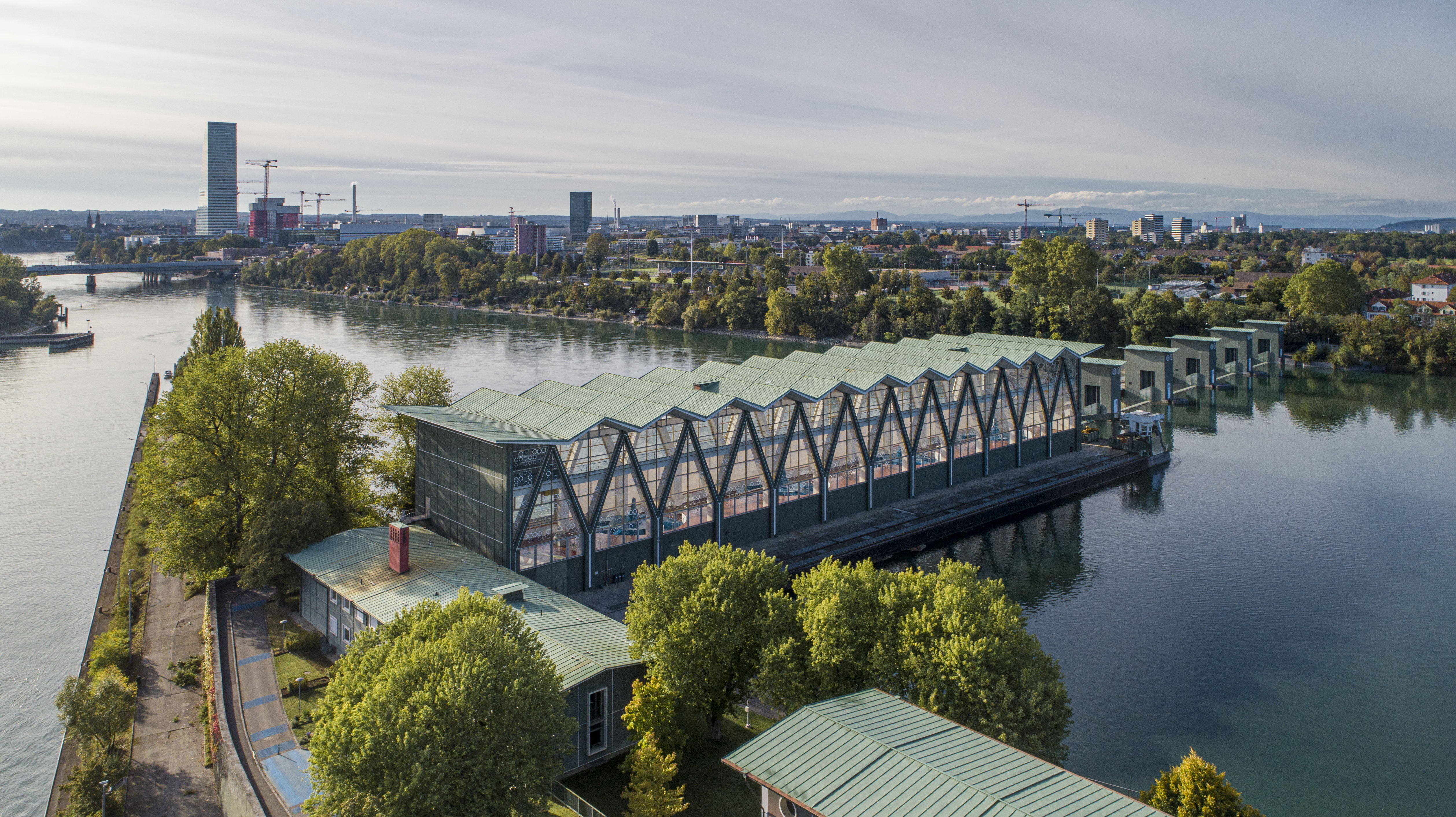 Beim Wasserkraftwerk Birsfelden ist der Bau eines Elektrolyseurs zur Produktion von «grünem» Wasserstoff geplant. Profitieren sollen dereinst das Transportgewerbe und weitere Interessierte. (Bild: Simon Havlik, IWB)