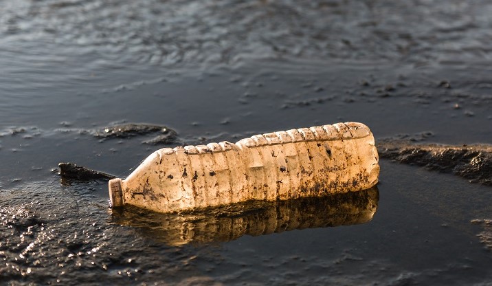 Jedes Jahr gelangen in der Schweiz rund 14'000 Tonnen Kunststoffe in die Böden und Gewässer. (Foto: Eawag)