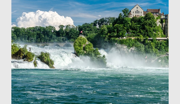 Eine Station der Rhein-Tour: Der Wasserfall bei Neuhausen. (Foto: Vladimir Kruzhinov/123rf.com)