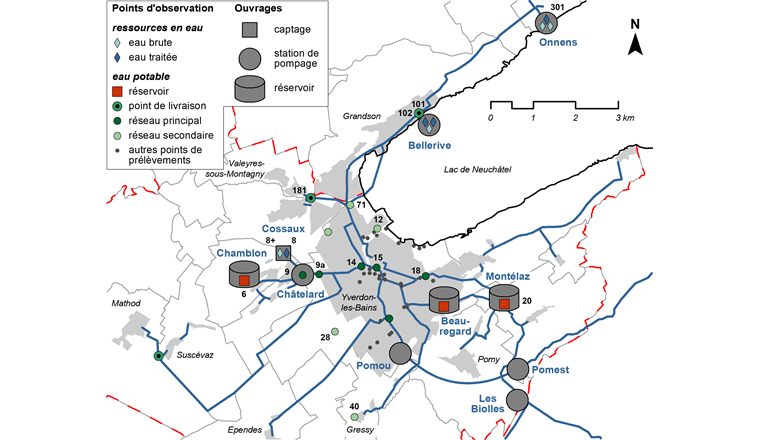 Fig.1 Schéma des réseaux d’eau potable de la région d’Yverdon-les-Bains – Grandson avec localisation des points de prélèvement. Le périmètre des communes membres de SAGENORD est délimité par la ligne rouge discontinue. Les limites communales sont illustrées en gris et leurs réseaux de distribution communaux sont symbolisés par le périmètre de leurs zones à bâtir (surfaces grises). Seules les communes membres de SAGENORD ayant actuellement une connexion physique avec le réseau d’Yverdon-les-Bains ont été représentées. Les principaux axes des réseaux de distribution sont symbolisés par un trait épais bleu. Les points de prélèvement discutés dans cet article sont identifiés au moyen de numéros.