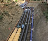 Zwecks Platz- und Kostenoptimierung werden in Aarau – wo auch immer dies möglich ist – die Leitungen des Fernkältenetzes in den Rohrgräben parallel zu Fernwärme- und Wasserleitungen verlegt. (Bild: Eniwa AG, Aarau)