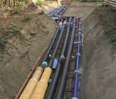 Zwecks Platz- und Kostenoptimierung werden in Aarau – wo auch immer dies möglich ist – die Leitungen des Fernkältenetzes in den Rohrgräben parallel zu Fernwärme- und Wasserleitungen verlegt. (Bild: Eniwa AG, Aarau) Zwecks Platz- und Kostenoptimierung werden in Aarau – wo auch immer dies möglich ist – die Leitungen des Fernkältenetzes in den Rohrgräben parallel zu Fernwärme- und Wasserleitungen verlegt. (Bild: Eniwa AG, Aarau)