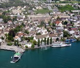 Im zürcherischen Meilen soll direkt am See für die ortsansässige Gebäck- und Glace-Produktionsfirma  ein innovatives Heiz- und Kühlprojekt realisiert werden. (Foto: Gemeinde Meilen) Im zürcherischen Meilen soll direkt am See für die ortsansässige Gebäck- und Glace-Produktionsfirma  ein innovatives Heiz- und Kühlprojekt realisiert werden. (Foto: Gemeinde Meilen)