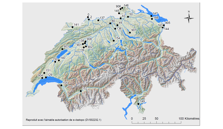 Fig. 1 Stations de mesure du réseau NAWA MP. Les codes (ID NAWA) permettent de relier les sites aux résultats (Fig. 6) et aux tableaux descriptifs détaillés du site web de l’OFEV (www.bafu.admin.ch/nawa).
