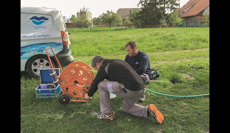 Prélèvement d'un échantillon d'eau souterraine pour la surveillance de la qualité de l'eau brute dans le bassin versant agricole d'un captage d'eau potable dans le Seeland bernois par les employés d'un distributeur d'eau. (©Rolf Tschumper, AWA Berne)