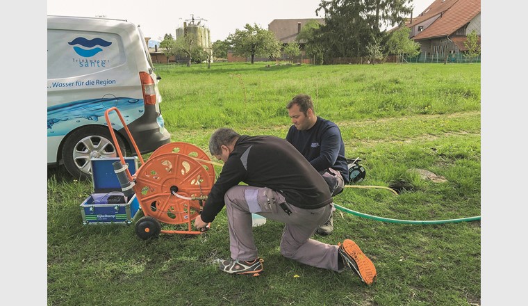 Prélèvement d'un échantillon d'eau souterraine pour la surveillance de la qualité de l'eau brute dans le bassin versant agricole d'un captage d'eau potable dans le Seeland bernois par les employés d'un distributeur d'eau. (©Rolf Tschumper, AWA Berne)