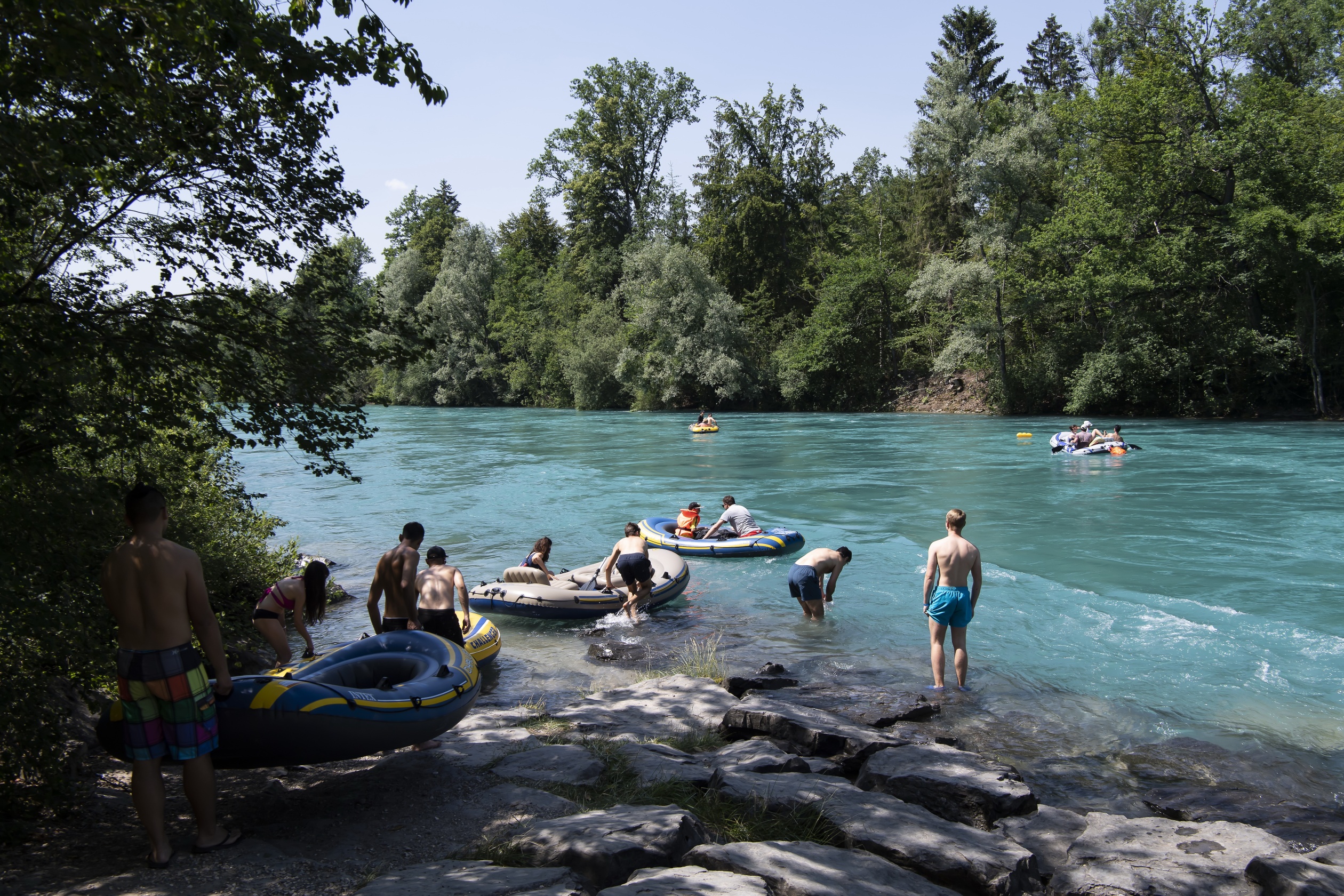 Freizeit mit Booten auf den Flüssen:  Die Suva rät, auf eine sichere Einstiegsstelle zu achten. Auch die Wasserströmung kann eine Gefahr sein. (Foto: Suva)