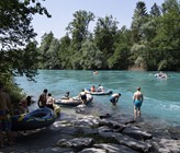 Freizeit mit Booten auf den Flüssen:  Die Suva rät, auf eine sichere Einstiegsstelle zu achten. Auch die Wasserströmung kann eine Gefahr sein. (Foto: Suva) Freizeit mit Booten auf den Flüssen:  Die Suva rät, auf eine sichere Einstiegsstelle zu achten. Auch die Wasserströmung kann eine Gefahr sein. (Foto: Suva)
