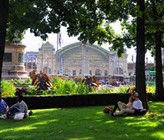 Der Baumbestand will gepflegt sein: In der Nähe des Bahnhofs SBB erfreut sich der Park grosser Beliebtheit bei Pendlern, Passanten und Schülern. (Foto: Basel Tourismus) Der Baumbestand will gepflegt sein: In der Nähe des Bahnhofs SBB erfreut sich der Park grosser Beliebtheit bei Pendlern, Passanten und Schülern. (Foto: Basel Tourismus)