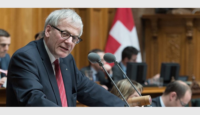 Kurt Fluri, Nationalrat und Präsident des schweizerischen Städteverbandes sitzt auf dem «heissen Stuhl». Bild: (c) kurt-flury.ch