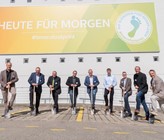 Spatenstich für die erste industrielle Power-to-Gas-Anlage der Schweiz. Von links: Thomas Di Lorenzo, Leiter Abwasserwirtschaft, Limeco; Markus Blättler, Geschäftsführer, SWL Energie AG; Lucas Neff, Stadtrat Dietikon, Infrastrukturvorstand; Stefan Hausammann, Leiter Energiebeschaffung, Eniwa AG; Ernst Uhler, Geschäftsführer, Energie Zürichsee Linth AG; Martin Schaub, Leiter Energiehandel und Energiemanagement, Energie Wasser Bern; Andreas Kriesi, Stadtrat Schlieren, Ressortvorsteher Werke, Versorgung und Anlagen; Peter Heim, CTO, Industrielle Betriebe Interlaken AG; Thomas Peyer, Leiter Beratung&Services, Swisspower AG (Bild: Limeco) Spatenstich für die erste industrielle Power-to-Gas-Anlage der Schweiz. Von links: Thomas Di Lorenzo, Leiter Abwasserwirtschaft, Limeco; Markus Blättler, Geschäftsführer, SWL Energie AG; Lucas Neff, Stadtrat Dietikon, Infrastrukturvorstand; Stefan Hausammann, Leiter Energiebeschaffung, Eniwa AG; Ernst Uhler, Geschäftsführer, Energie Zürichsee Linth AG; Martin Schaub, Leiter Energiehandel und Energiemanagement, Energie Wasser Bern; Andreas Kriesi, Stadtrat Schlieren, Ressortvorsteher Werke, Versorgung und Anlagen; Peter Heim, CTO, Industrielle Betriebe Interlaken AG; Thomas Peyer, Leiter Beratung&Services, Swisspower AG (Bild: Limeco)