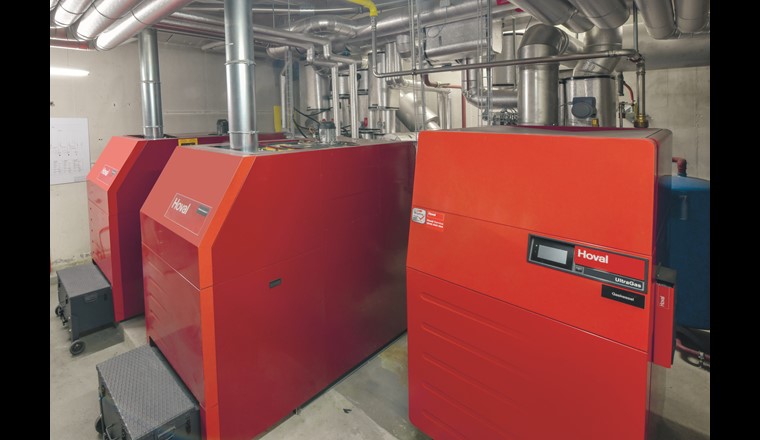 Le système hybride avec les deux chauffages à pellets (à gauche) et le chauffage à gaz (à droite) (Source: Hoval AG)