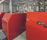 Das hybride Heizsystem mit den beiden Pelletheizungen links und der Gasheizung rechts (Quelle: Hoval AG) Das hybride Heizsystem mit den beiden Pelletheizungen links und der Gasheizung rechts (Quelle: Hoval AG)