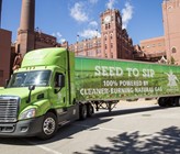 Seit 2014 setzt die US-Grossbrauerei Anheuser-Busch im Logistikbereich auf mit Biogas betrieben Trucks - nun baut die Brauerei ihre CNG-Flotte weiter aus.