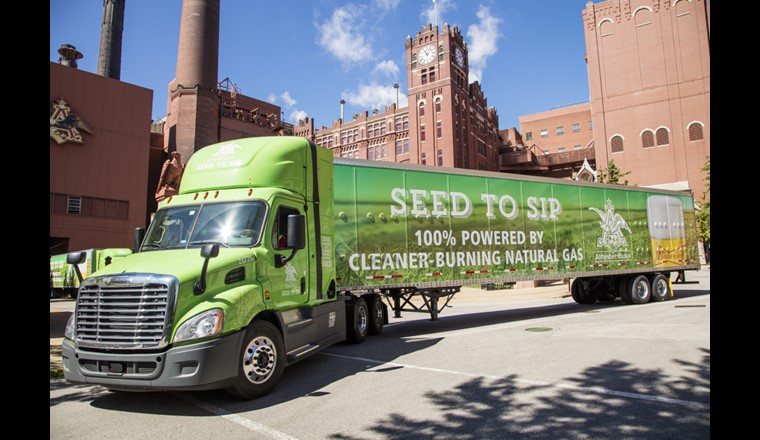 Seit 2014 setzt die US-Grossbrauerei Anheuser-Busch im Logistikbereich auf mit Biogas betrieben Trucks - nun baut die Brauerei ihre CNG-Flotte weiter aus.