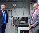 Einweihung der PtG-Anlage der DRM-Staion in Sitten. Im Bild: François Fellay (l.), CEO OIKEN, und René Bautz, CEO Gaznat SA. Einweihung der PtG-Anlage der DRM-Staion in Sitten. Im Bild: François Fellay (l.), CEO OIKEN, und René Bautz, CEO Gaznat SA.