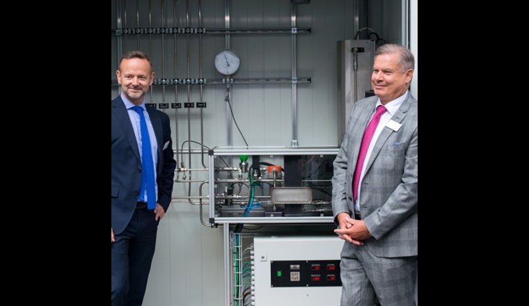 Autour du réacteur de méthanation, François Fellay, directeur général de OIKEN et René Bautz, directeur général de Gaznat SA, partenaires avec l'EPFL pour ce projet-pilote.