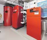 Das hybride Heizsystem mit der Wärmepumpe rechts, der Gasheizung in der Mitte und dem Speicher links. (Quelle: Hoval AG) Das hybride Heizsystem mit der Wärmepumpe rechts, der Gasheizung in der Mitte und dem Speicher links. (Quelle: Hoval AG)