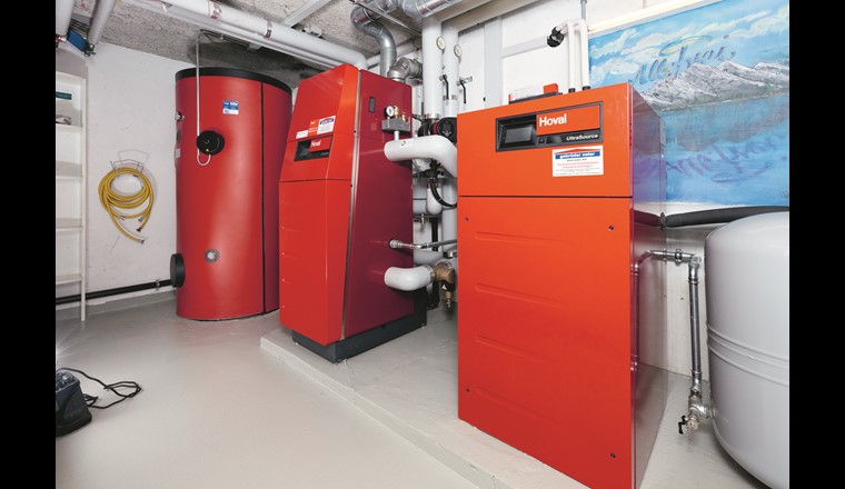 Das hybride Heizsystem mit der Wärmepumpe rechts, der Gasheizung in der Mitte und dem Speicher links. (Quelle: Hoval AG)