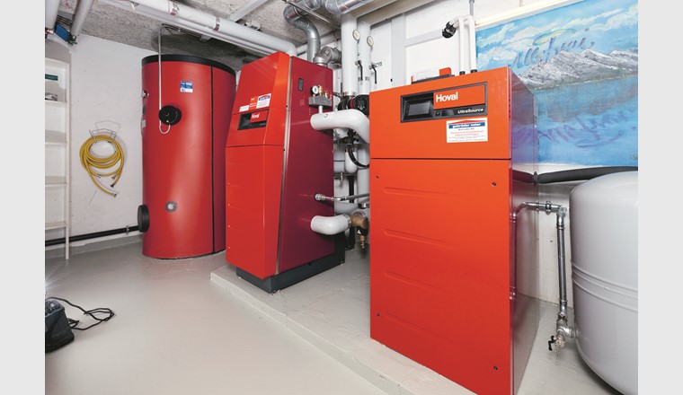 Das hybride Heizsystem mit der Wärmepumpe rechts, der Gasheizung in der Mitte und dem Speicher links. (Quelle: Hoval AG)