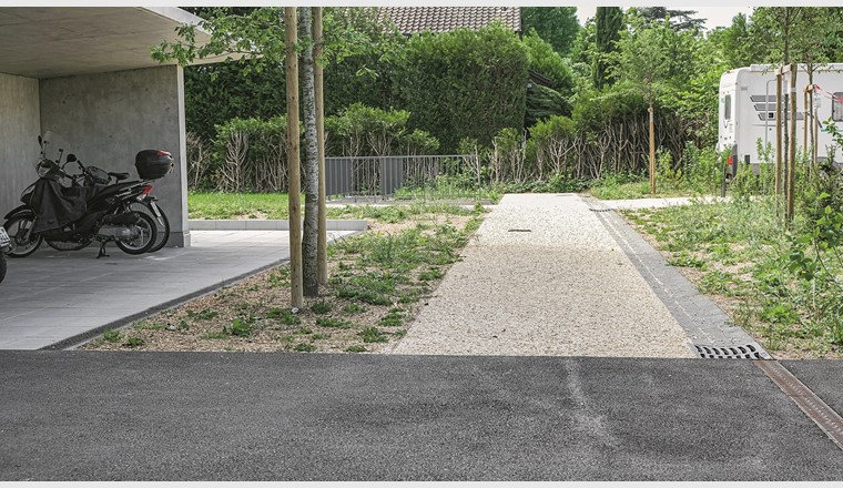 Fig. 7 Beispiel für die übermässige Verwendung von Bodenabläufen bei einer Aussenraumgestaltung in Genf. (© Kanton Genf, Théo Gardiol)