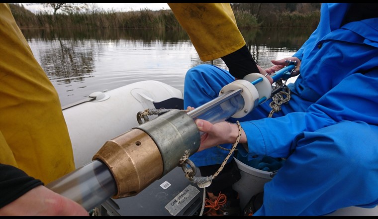 Der Moossee liegt im Norden der Stadt Bern. Er befindet sich in einem Naturschutzgebiet, das von stark landwirtschaftlich genutzten Flächen umgeben ist. Der Eintrag von Pflanzenschutzmitteln ist deshalb hoch. 
(© Universität Bern)