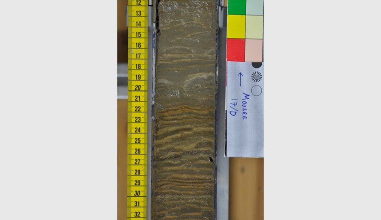 Der aufgeschnittene Sedimentkern zeigt die Schichten, die sich Jahr für Jahr auf dem Boden des Moossees abgelagert haben. (© Universität Bern)