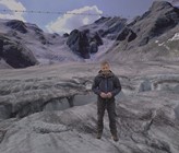 Die interaktive Ausstellung «Virtual Reality Glacier Experience» in Pontresina gibt Antworten rund um die Themen Gletscher und Wasser und nimmt Besucher mit auf eine Reise durch Raum und Zeit. Die interaktive Ausstellung «Virtual Reality Glacier Experience» in Pontresina gibt Antworten rund um die Themen Gletscher und Wasser und nimmt Besucher mit auf eine Reise durch Raum und Zeit.