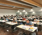 Les candidats Installateurs Agréés Gaz, dans une salle de cours configurée pour respecter les normes sanitaires du moment Les candidats Installateurs Agréés Gaz, dans une salle de cours configurée pour respecter les normes sanitaires du moment