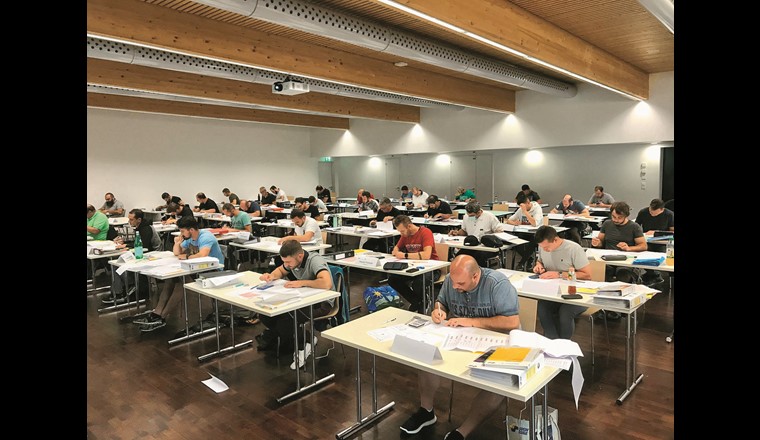 Les candidats Installateurs Agréés Gaz, dans une salle de cours configurée pour respecter les normes sanitaires du moment