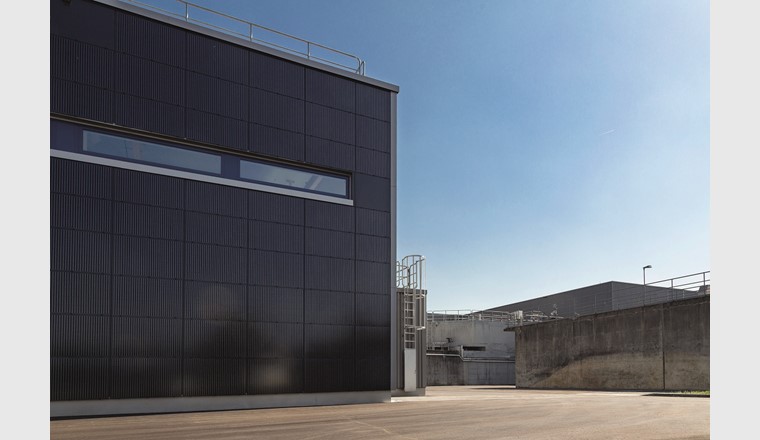 Heizzentrale mit Photovoltaik-Fassade. (© EWZ)