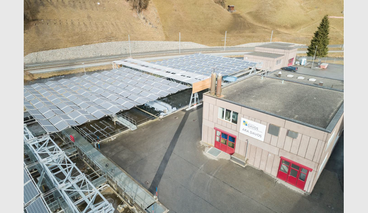 ARA Davos: Betriebsgebäude und Solarfaltdach (© dhp technology AG)