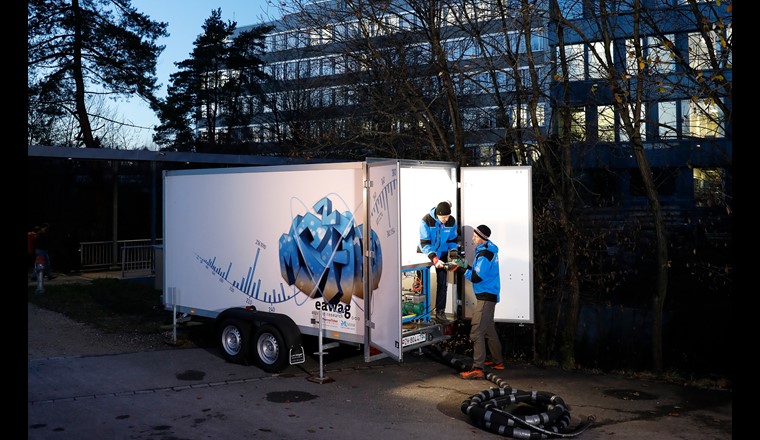 Le laboratoire mobile d’analyse de l’eau de la Chriesbach devant l’Eawag à Dübendorf.
(Photo: Eawag, Aldo Todaro)