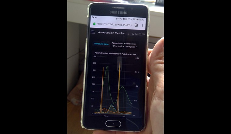 Les données de mesure peuvent même être consultées quasiment en temps réel sur le téléphone portable.
(Photo: Eawag)