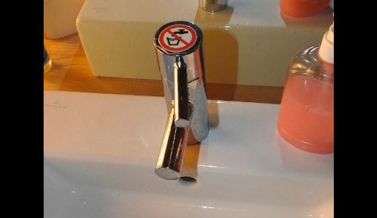 Exemple de réutilisation de l’eau de pluie pour se laver les mains.
Source: Bâtiment Green Offices, Givisiez