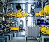 Das Spektrometer für die Infrarot-aktiven Bestandteile des Erdgases und der Wärmeleitfähigkeitssensor zur Wasserstoffmessung sind an einem Erdgas-Bypass des Fraunhofer ISE installiert. Das Messgerät befindet sich in einem explosionsgeschützten Koffergehäuse mit Kühlrippen (im Bild rechts unten). (© H. Kock/Fraunhofer IPM) Das Spektrometer für die Infrarot-aktiven Bestandteile des Erdgases und der Wärmeleitfähigkeitssensor zur Wasserstoffmessung sind an einem Erdgas-Bypass des Fraunhofer ISE installiert. Das Messgerät befindet sich in einem explosionsgeschützten Koffergehäuse mit Kühlrippen (im Bild rechts unten). (© H. Kock/Fraunhofer IPM)