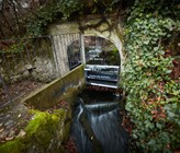 Die Römerquelle in Biel hat eine grosse historische Bedeutung, gilt sie doch als der Ursprung der Stadt. Nun wurde der Ort rund um den Quellaustritt rücksichtsvoll aufgewertet. Verschiedene diskrete Beschriftungselemente ermöglichen es, die Geschichte der Römerquelle neu zu entdecken. (© Stadt Biel) Die Römerquelle in Biel hat eine grosse historische Bedeutung, gilt sie doch als der Ursprung der Stadt. Nun wurde der Ort rund um den Quellaustritt rücksichtsvoll aufgewertet. Verschiedene diskrete Beschriftungselemente ermöglichen es, die Geschichte der Römerquelle neu zu entdecken. (© Stadt Biel)