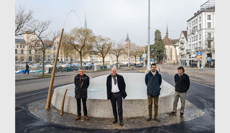 Martin Roth, Direktor Wasserversorgung Zürich, Stadtrat Michael Baumer, Timon Reichle und Christian Aubry vor dem «Sardonabrunnen» (© Maurice C. Grünig)