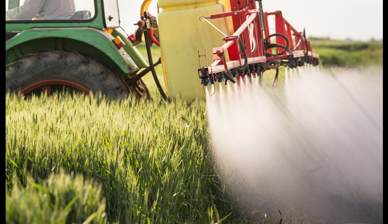 Gross war das Bedürfnis der Trinkwasserbranche nach einem Fachaustausch zum Thema «Chlorothalonil-Metaboliten im Trinkwasser», denn die Chlorothalonil-Abbauprodukte im Trinkwasser übersteigen in einigen Regionen der Schweiz die erlaubten Höchstwerte. Die Corona-Pandemie zwang den SVGW zu einer Programmanpassung, statt einer Tagung wurde am 2. Dezember 2020 ein halbtägiges Webinar durchgeführt. (© Kostic Dusan/123RF)