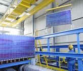 Zusammenbau eines Elektrolysemoduls (© thyssenkrupp) Zusammenbau eines Elektrolysemoduls (© thyssenkrupp)