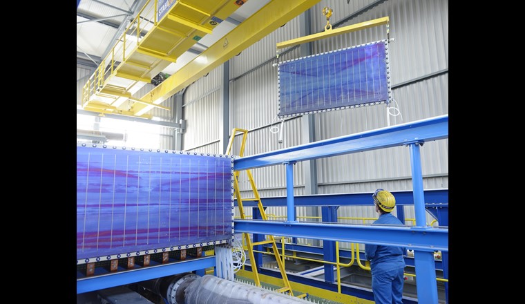 Zusammenbau eines Elektrolysemoduls (© thyssenkrupp)