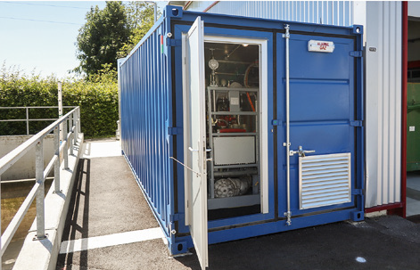 Das neue Blockheizkraftwerk der Kläranlage Echallens ist in einem Container untergebracht. Mit dem aus Klärschlamm gewonnenen Biogas erzeugt es 150'000 Kilowattstunden Strom pro Jahr.