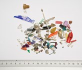 Vom Groben zum Feinen: Sortierung von Makro- und Mikroplastik. (© Breitbarth/FiW)