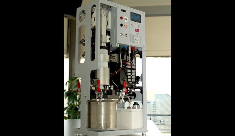 TRL5-Demonstrator eines Stromgenerators mit eingelegter POWERPASTE-Kartusche und 100 W-PEM-Brennstoffzelle. (©Fraunhofer IFAM)