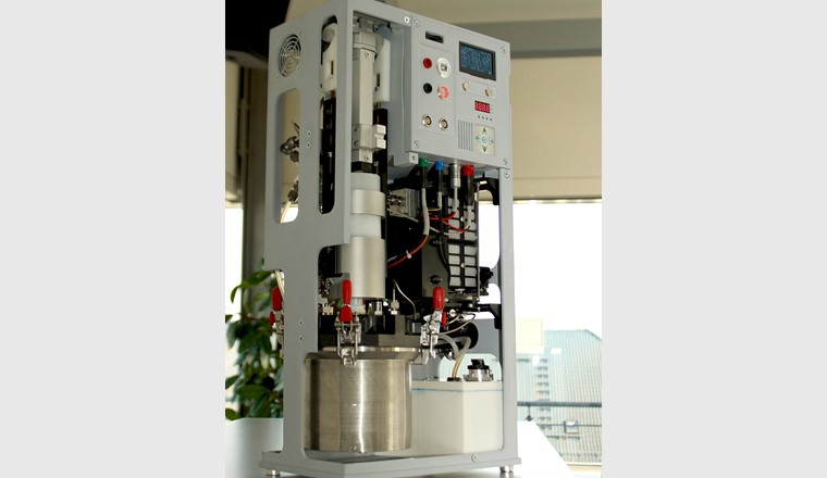 TRL5-Demonstrator eines Stromgenerators mit eingelegter POWERPASTE-Kartusche und 100 W-PEM-Brennstoffzelle. (©Fraunhofer IFAM)