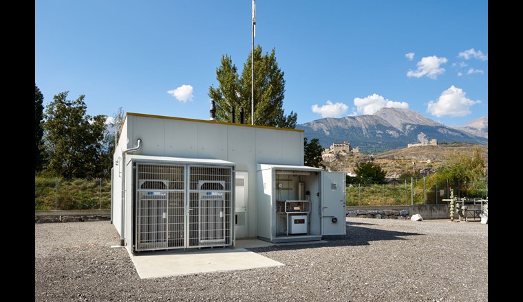 Le nouveau réacteur installé par Gaznat et l’EPFL permet la production de gaz de synthèse par l’utilisation de l’énergie renouvelable. À partir d’une source électrique renouvelable et de l’eau, l’installation produit de l’hydrogène, qui est ensuite injecté dans le réacteur de méthanation, de même que du CO2 capté sur un site industriel. Ceci permet la production de méthane de synthèse ayant les mêmes propriétés que le gaz naturel.