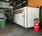 Über das isolierte vertikale Rohr im Vordergrund gelangt der auf 200 °C erhitzte und auf 20 bar komprimierte Klärschlamm in den HTC-Reaktor (weisser Container). Dort verwandelt sich der Klärschlamm in einem nur vier Stunden dauernden Prozess in Kohleschlamm, aus dessen Feststoffen anschliessend durch Pressung HTC-Kohle gewonnen wird.  (©BFE-Schlussbericht) Über das isolierte vertikale Rohr im Vordergrund gelangt der auf 200 °C erhitzte und auf 20 bar komprimierte Klärschlamm in den HTC-Reaktor (weisser Container). Dort verwandelt sich der Klärschlamm in einem nur vier Stunden dauernden Prozess in Kohleschlamm, aus dessen Feststoffen anschliessend durch Pressung HTC-Kohle gewonnen wird.  (©BFE-Schlussbericht)