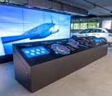 Informationen zum Treibstoff-Angebot in der Schweiz auf der Themeninsel Powerfuel im Verkehrshaus der Schweiz in Luzern. Der XXL-Bildschirm zeigt ein Wasserstoff-Flugzeug.
(© D. Amstutz/Verkehrshaus) Informationen zum Treibstoff-Angebot in der Schweiz auf der Themeninsel Powerfuel im Verkehrshaus der Schweiz in Luzern. Der XXL-Bildschirm zeigt ein Wasserstoff-Flugzeug.
(© D. Amstutz/Verkehrshaus)